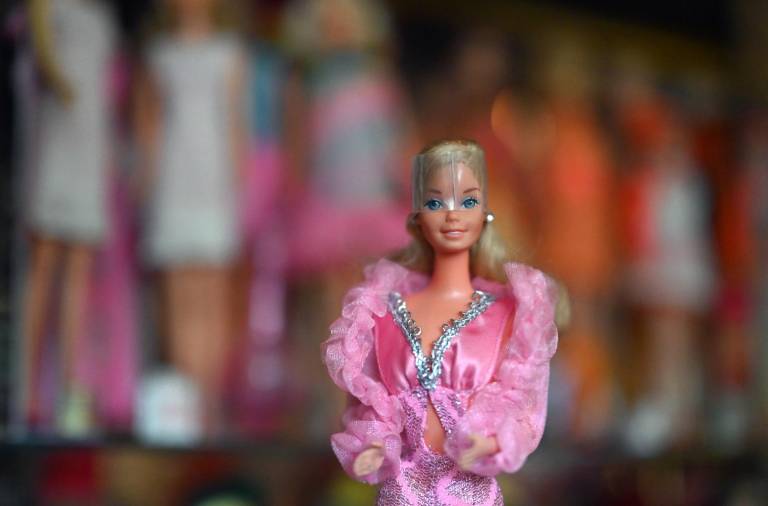 $!Una foto muestra la primera muñeca Barbie con colores rosas en la Clínica Barbie de la coleccionista Bettina Dorfmann.