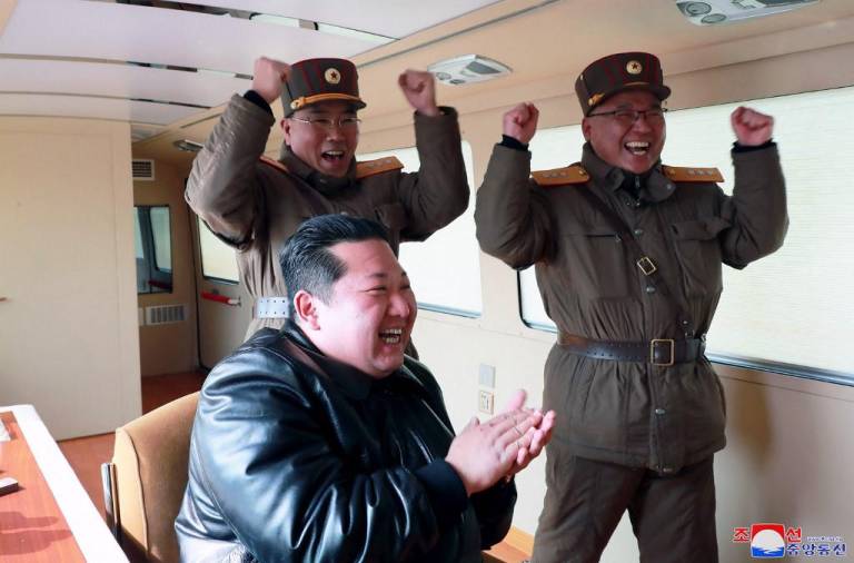 Kim Jong-un aparece como un actor de Hollywood en un video, para mostrar su  nuevo misil intercontinental