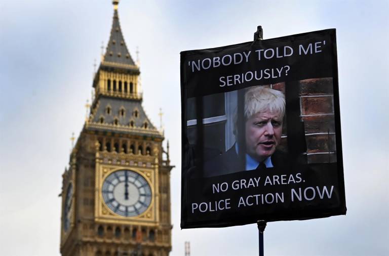 $!Una pancarta durante una manifestación ridiculizando la justificación de Johnson. Foto: EFE