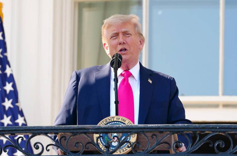 $!Donald Trump habla con personal militar durante la celebración del 4 de julio en la Casa Blanca.