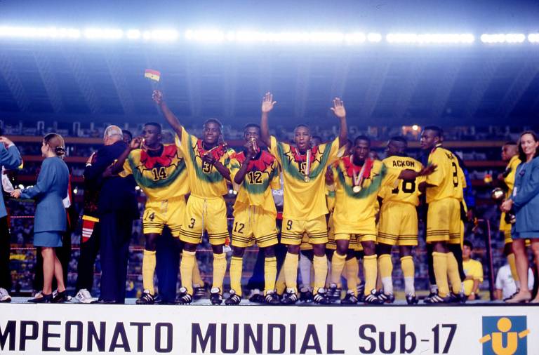 $!Las autoridades de la FIFA, lideradas por el presidente de la época el brasileño João Havelange, entregaron las medallas y el trofeo a la selección juvenil de Ghana que se consagró campeona del mundo en el Estadio Monumental de Guayaquil, hace 26 años.