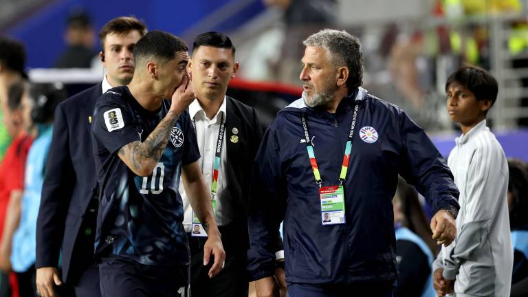Miguel Almirón reacciona tras recibir una tarjeta roja por taparse la boca mientras hablaba con otro jugador durante el partido entre Turquía y Paraguay.