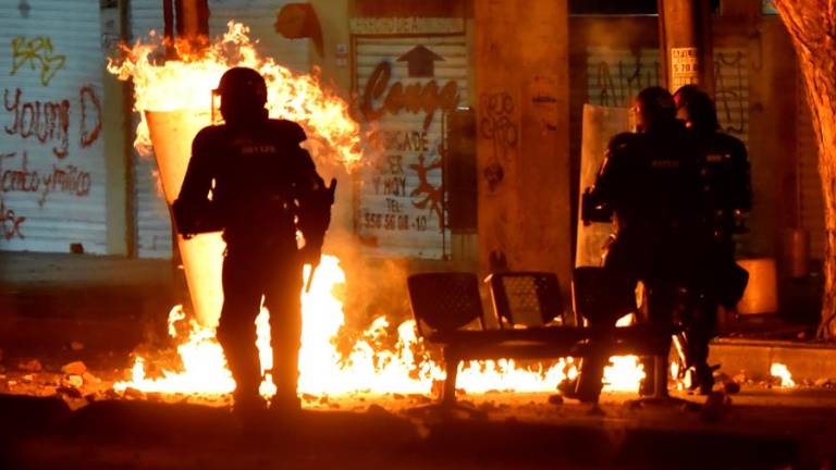 Colombia vive segunda noche de protestas violentas contra brutalidad policial: 10 civiles muertos