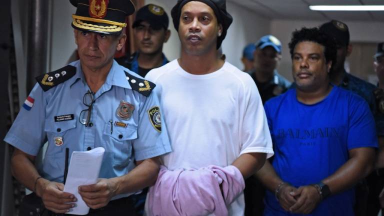 Ronaldinho pasó la noche en un cuartel de Policía de Asunción