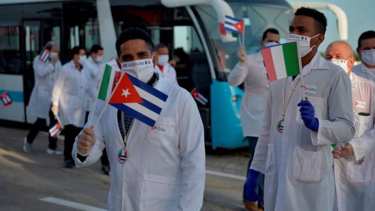 Las normas opresivas de Cuba contra los médicos que cumplen misiones en el extranjero