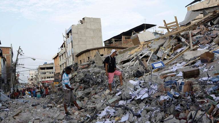 Aumentan a 413 los muertos por el sismo en Ecuador