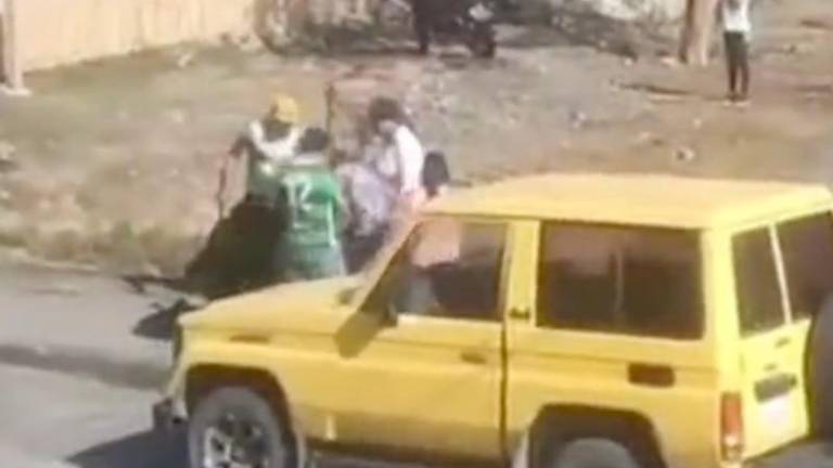 VIDEO: Agreden con palos a policías en Morona Santiago