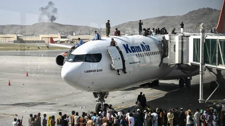 Diplomáticos y otros extranjeros esperan en el aeropuerto de Kabul su evacuación
