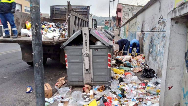 900 toneladas de basura se acumulan en Quito por el cierre de calles