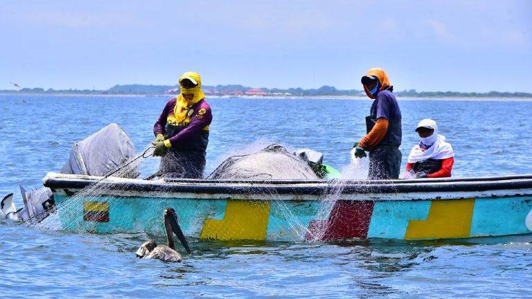 ‘¡Están vivos todos!’: así rescataron a los 16 pescadores de Manabí hallados en El Salvador