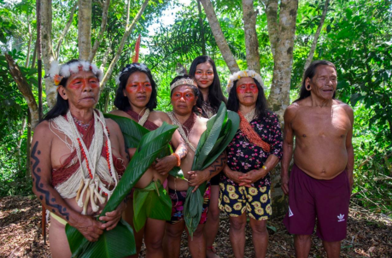 $!De derecha a izquierda: Gabe Wane, Nemonte Miipo y otros familiares en la comunidad Gemeneweno.