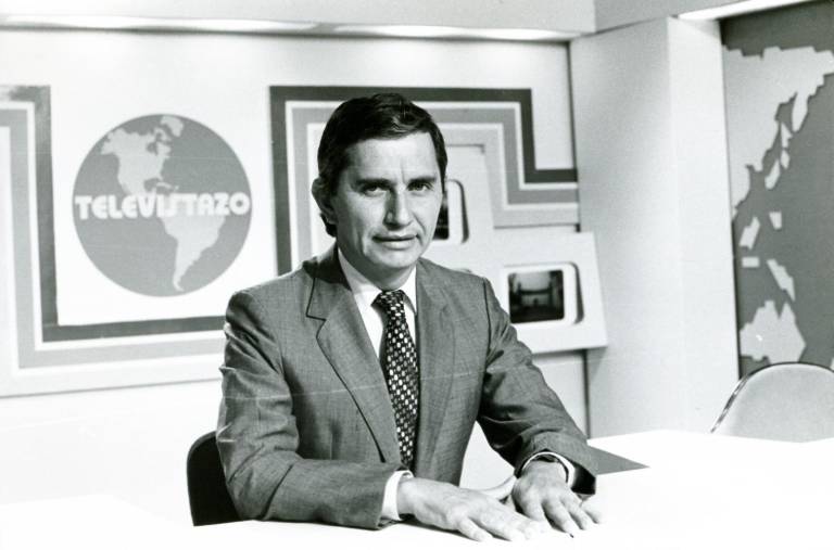 $!Don Alfonso, al principio de su carrera en Televistazo, cuando el noticiario aún se emitía en blanco y negro.
