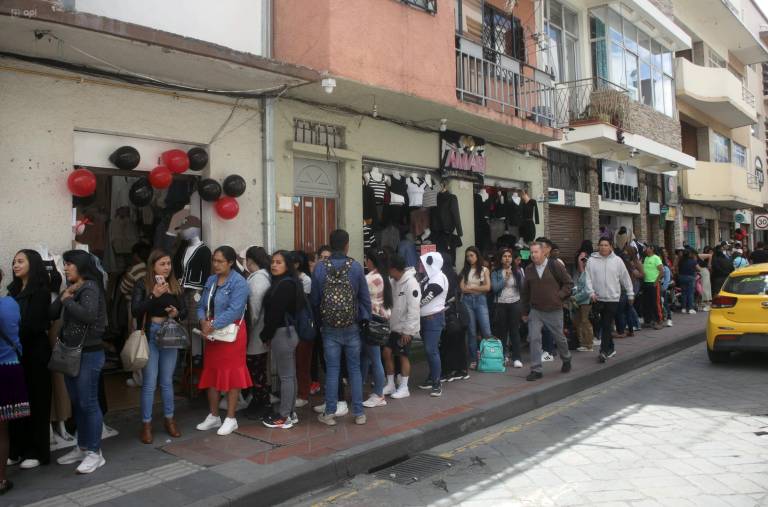$!En otras grandes ciudades, como Cuenca, se registraron largas filas en las principales zonas comerciales.