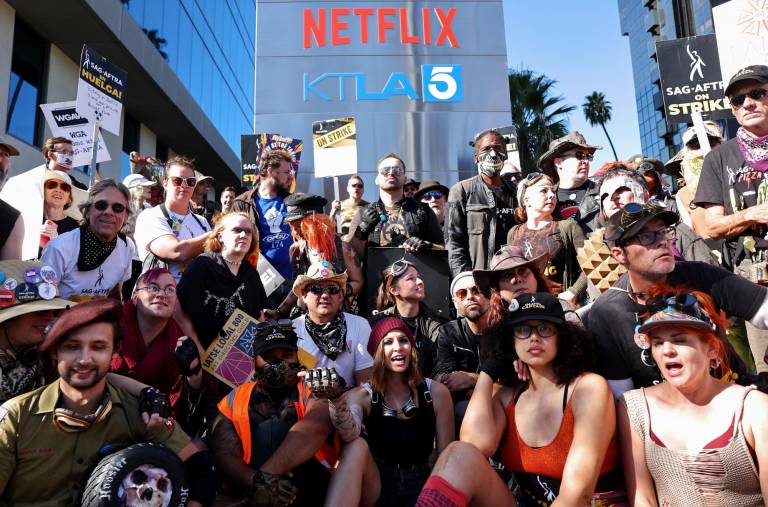 $!Los miembros de SAG-AFTRA posan para una foto grupal, durante un piquete con temática 'Post Apocalíptica' frente a los estudios de Netflix, el día 118 de su huelga contra los estudios de Hollywood, el 8 de noviembre de 2023 en Los Ángeles, California.