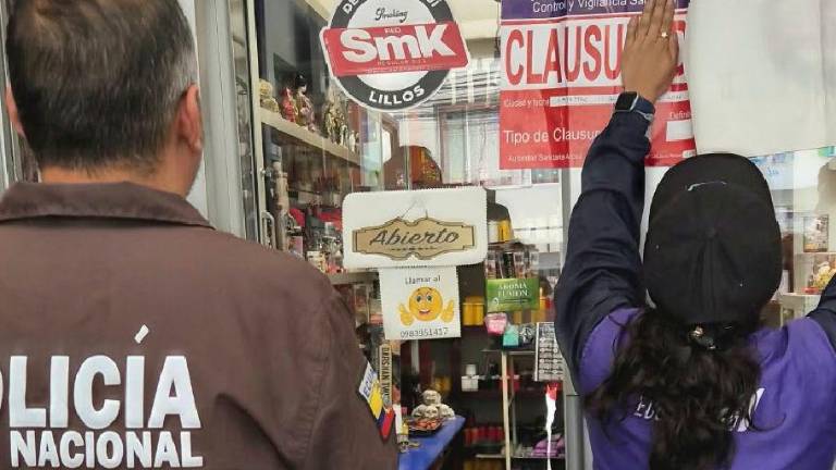 Arcsa clausura tres establecimientos en Cayambe y decomisa más de 1.900 productos