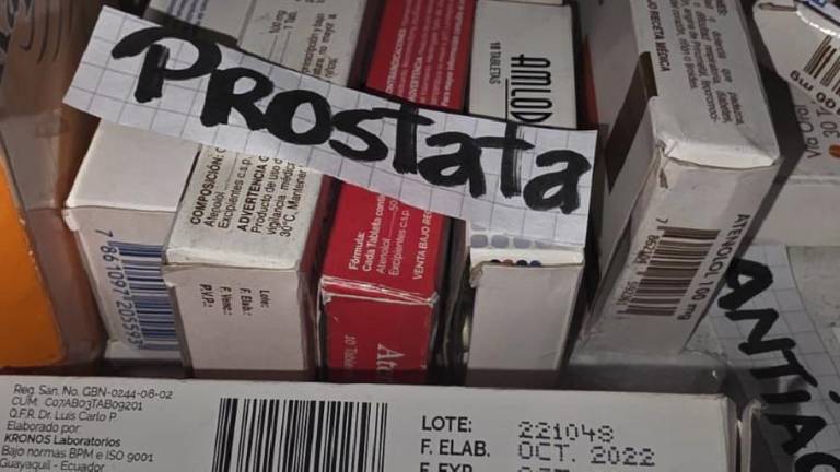 Arcsa clausura farmacia en Guayaquil tras descubrir venta de medicamentos caducados y mal almacenados