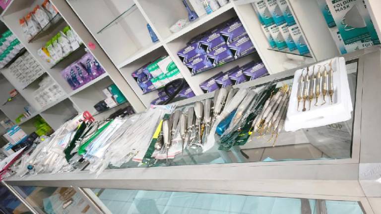 Arcsa halla más de 1.200 insumos odontológicos irregulares y clausura distribuidora en Cuenca