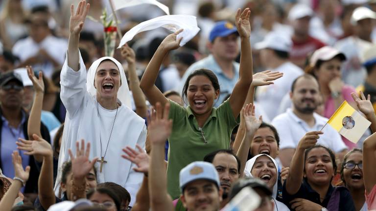 Miles de fieles esperan al papa en el parque Samanes