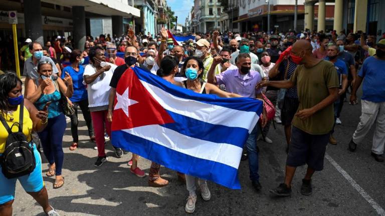 Cuba niega estallido social en protestas que dejan un muerto, más de 100 detenidos y corte de Internet