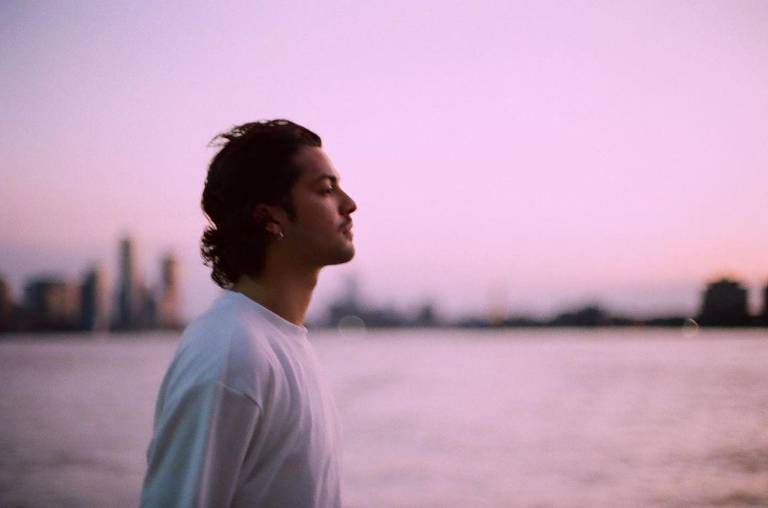 $!El actor Xolo Maridueña, de ascendencia mexicana, es quien interpreta al personaje de Jaime Reyes, quien se convierte en el superheroe Blue Beetle.