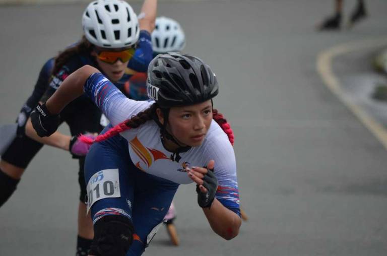 $!Antes de las competencias Darla tiene que calentar los músculos antes de colocarse los patines para evitar lesiones.