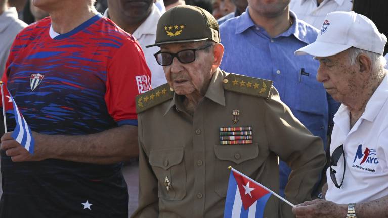 El expresidente de Cuba, Raúl Castro (C), asiste a una manifestación del Primero de Mayo con motivo del Día Internacional de los Trabajadores en La Habana, el 1 de mayo del 2026.