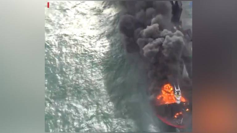 Video capta incendio de buque que lleva 13 días en llamas