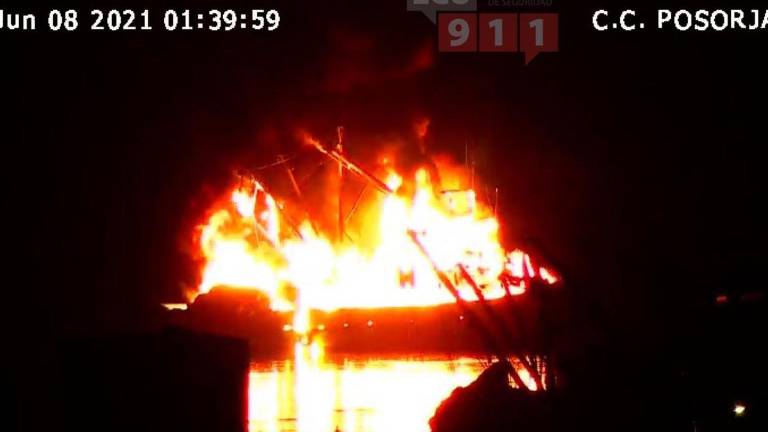 El fuego fue captado por las cámaras de seguridad de Ecu-911.