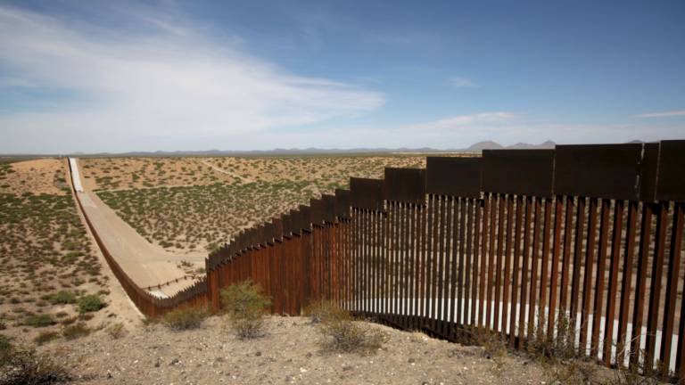 Trump desvía más fondos para construcción del muro con México