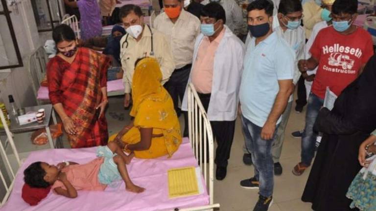 Autoridades de India alertan de misteriosa fiebre que causa la muerte de niños