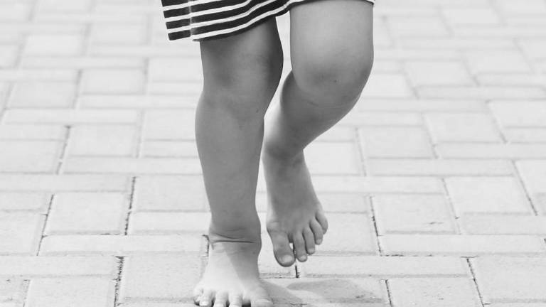 Niña murió de cansancio tras estar de pie tres días, madre y abuela acusadas de asesinato