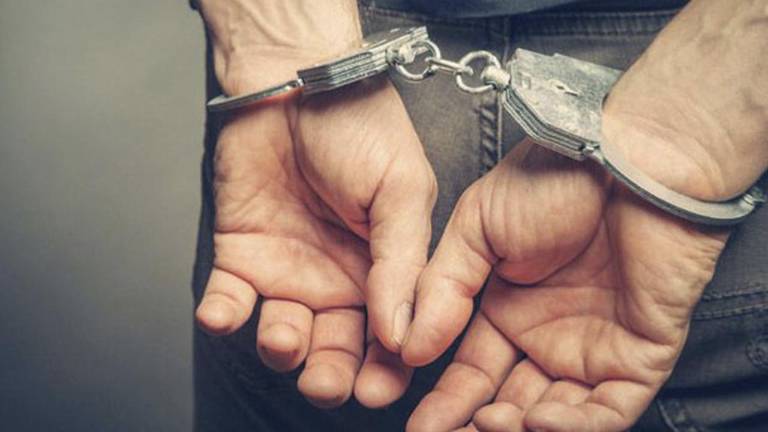 Pedían 10 mil dólares para no presentar cargos por presunto microtráfico de drogas.