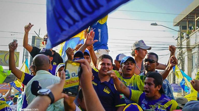 Un Delfín &quot;invicto&quot; gana la primera etapa del torneo local