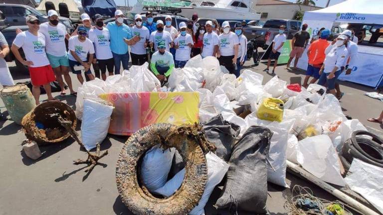 Recogen más de media tonelada de basura y desechos en las costas de Manta
