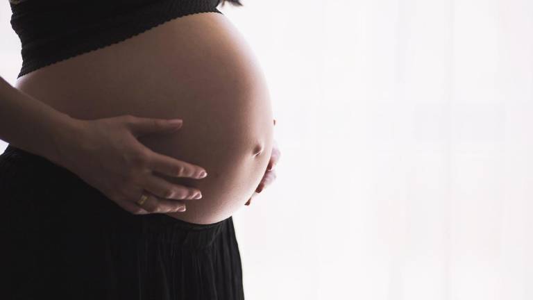 Mujeres que dan a luz con covid tienen 10 veces más probabilidades de morir en el parto