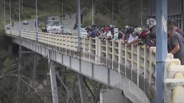 Hombre se quitó la vida al saltar desde un puente al norte de Quito