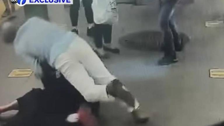 Hombre se lanza sobre un criminal para evitar que apuñale a una mujer