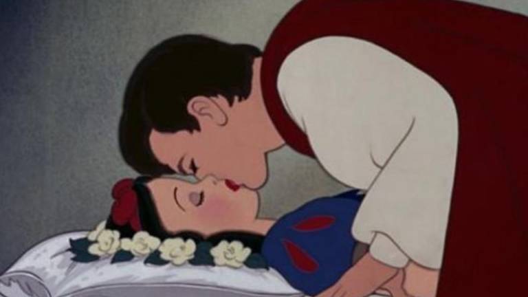 Usuarios piden a Disney eliminar el final de Blancanieves por beso no consentido