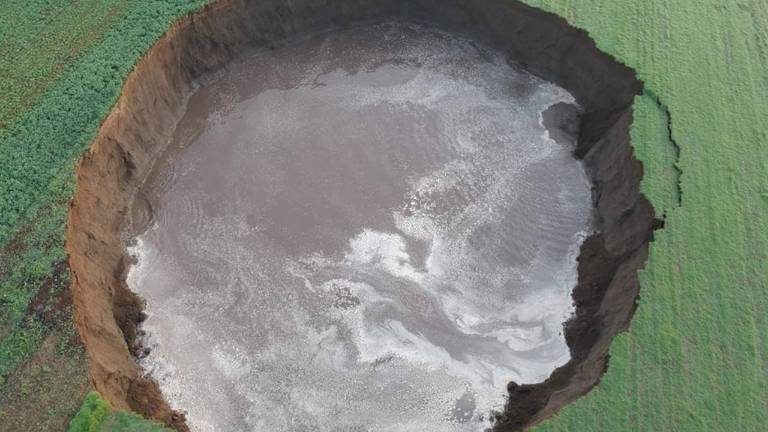 El impresionante socavón que podría poner en peligro a una comunidad en México