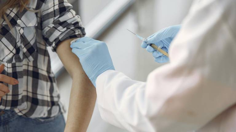 ¿Por qué deberíamos vacunarnos contra la COVID-19? Científicos dan respuestas