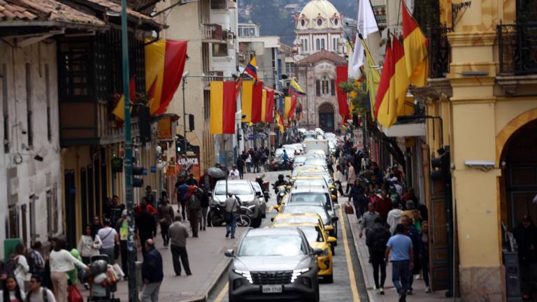 La mañana del miércoles 30 de octubre se llevó a cabo el embanderamiento de la ciudad en homenaje a los 204 años de Independencia de la ciudad de Cuenca.