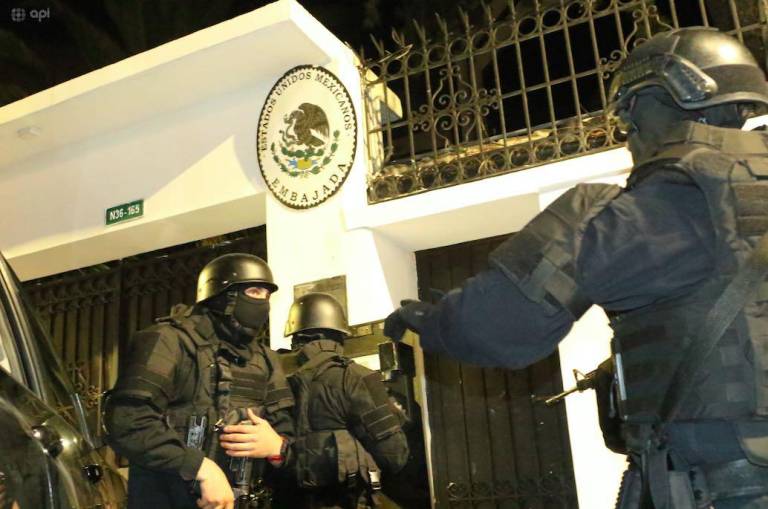 $!Momentos en los que la Policía de Ecuador ingresó por la fuerza a la Embajada de México en Quito.