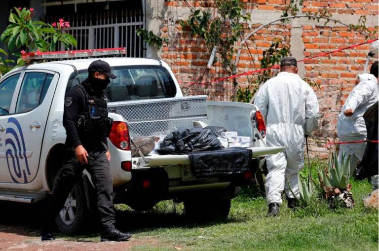 $!Peritos del Instituto Jalisciense de Ciencias Forenses estudiarán los cuerpos.