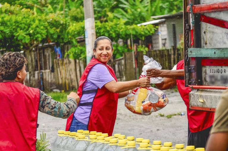$!Voluntarios entregan kits de alimentos en una jornada de donaciones.