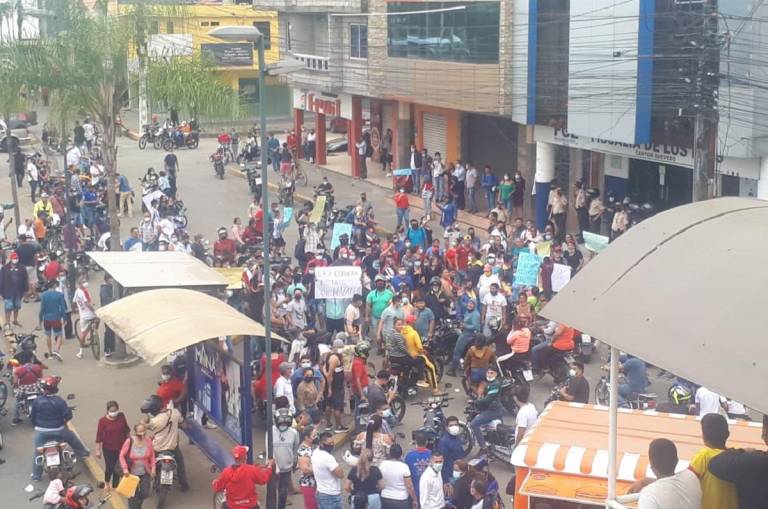 $!PARADÓJICAMENTE, cuando saltó el escándalo, cientos de ciudadanos salieron a las calles de Quevedo a protestar por las acciones de la Fiscalía en contra de Miguel Nazareno.