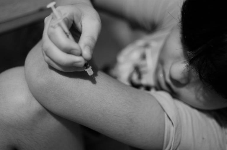 $!Imagen que está contenida en el fotolibro Sergio, la diabetes de mi hijo, donde Sergio se inyecta una de las dosis de la insulina diaria que requiere.