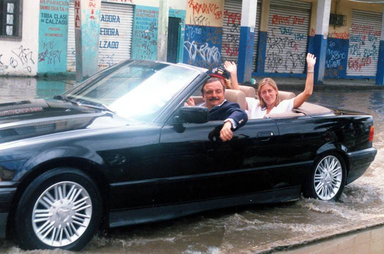 $!Álvaro Noboa y Annabella Azín, paseando en un auto de lujo.