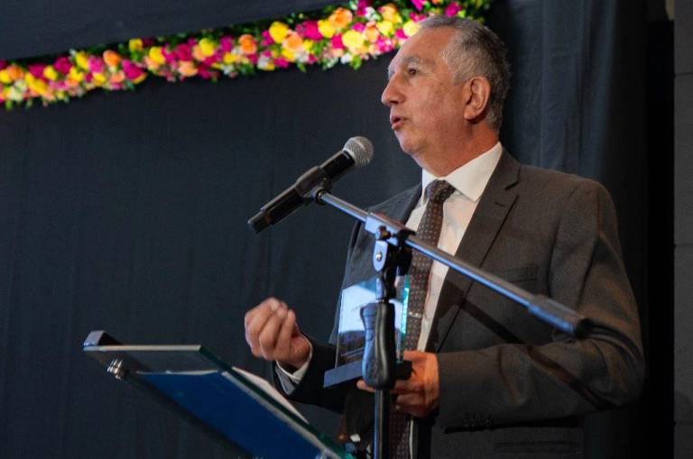 $!David Romo, biólogo y docente investigador de la Universidad San Francisco recibió el Lifetime Achievement Award.
