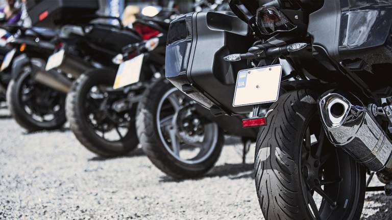 A partir del 1 de julio, en Quito se multará a motociclistas que rebasen otros vehículos