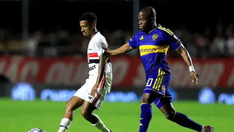 Enner Valencia enfrentando a Marcos Antonio durante el partido entre Sao Paulo y Boca Juniors por la Copa Sudamericana.